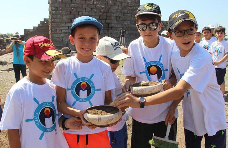 Çocuklar bir günlüğüne 'arkeolog' oldu